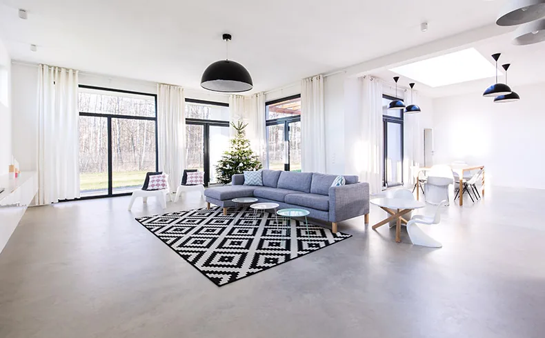 Ambiente com piso claro em acabamento estilo cimento queimado