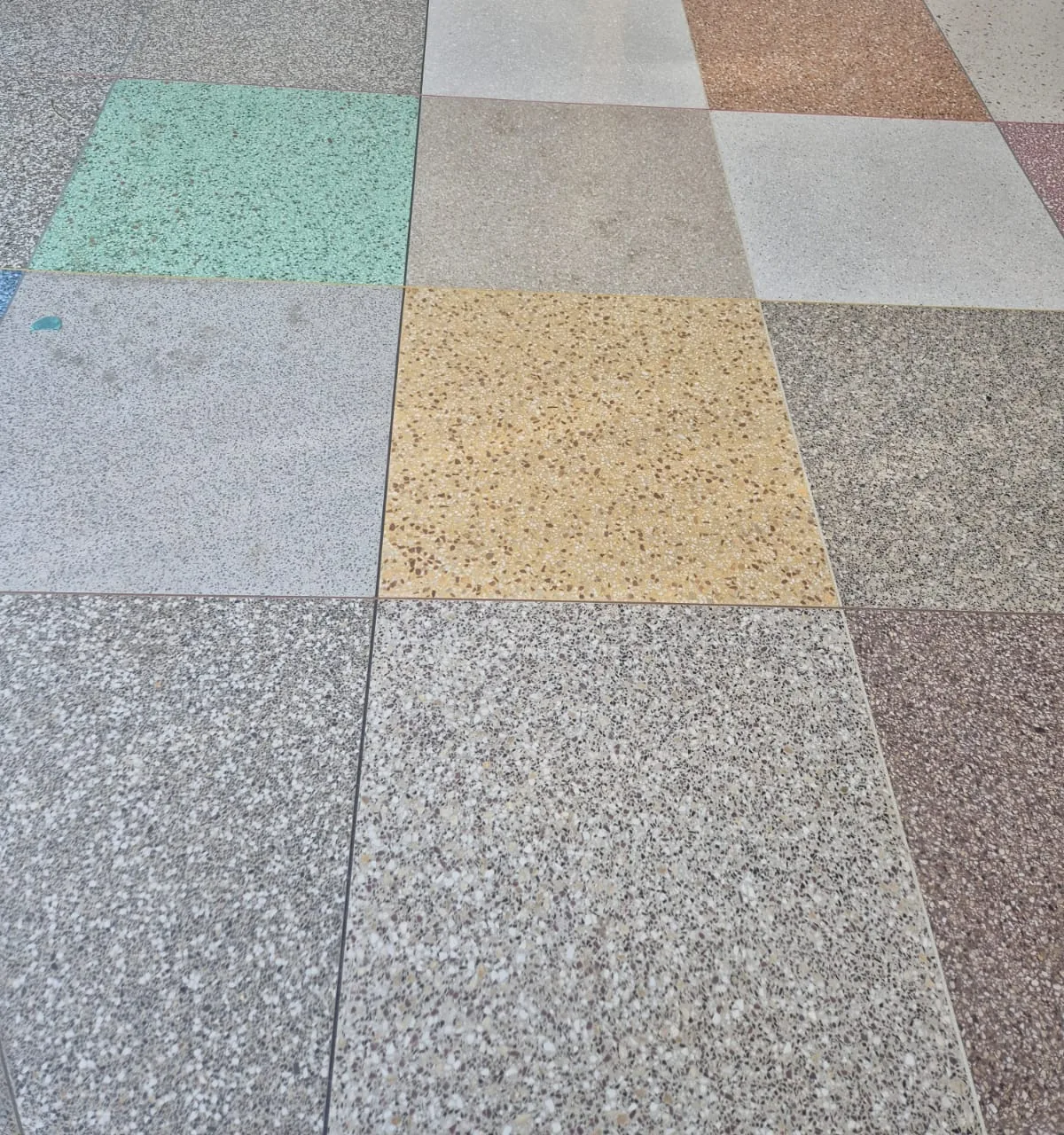 Piso de granitina com ladrilhos coloridos em verde, amarelo, cinza e terracota