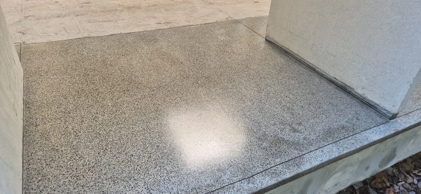 Piso de concreto lapidado com agregado aparente, aspecto de pedra polida