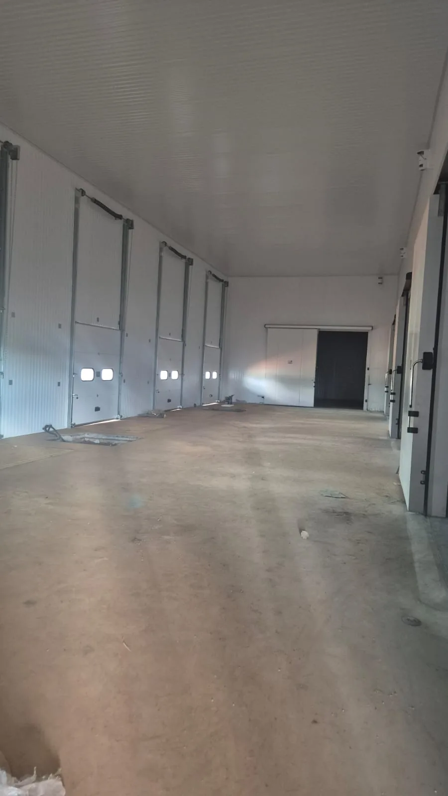 Corredor de câmara fria com portas isotérmicas em sequência