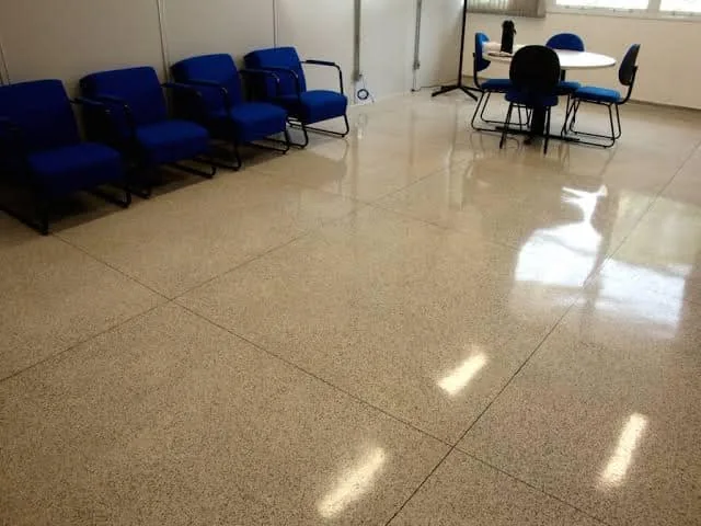 Piso de granitina bege polido em sala de espera com cadeiras azuis